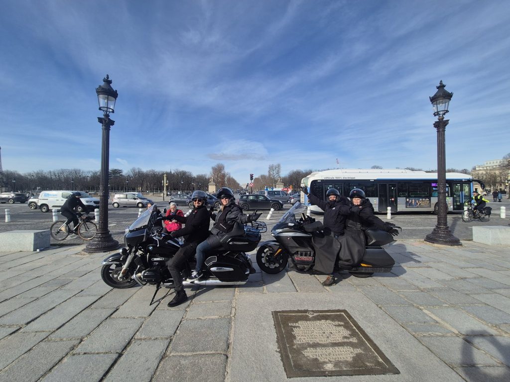 Balade à moto place de la Concorde à Paris, deux motos