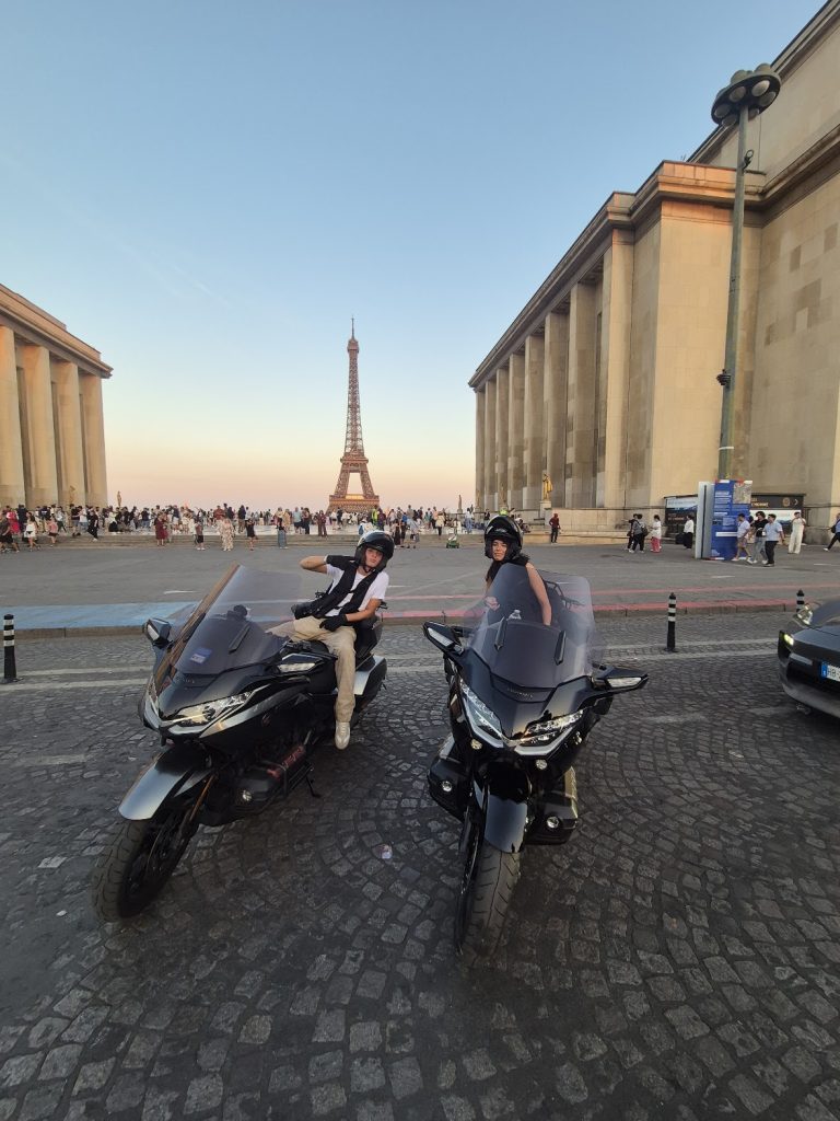 Balade à moto dans Paris devant la Tour Eiffel au Trocadéro — Allo Taxi Moto