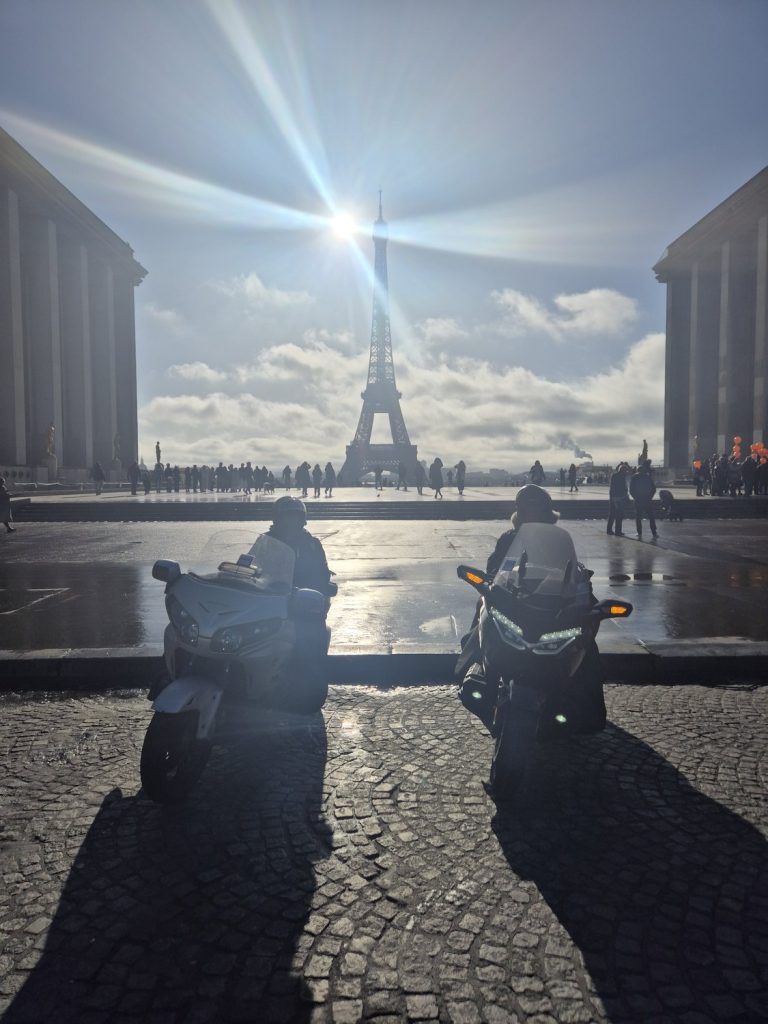 Balade à moto dans Paris devant la Tour Eiffel au Trocadéro au soleil levant